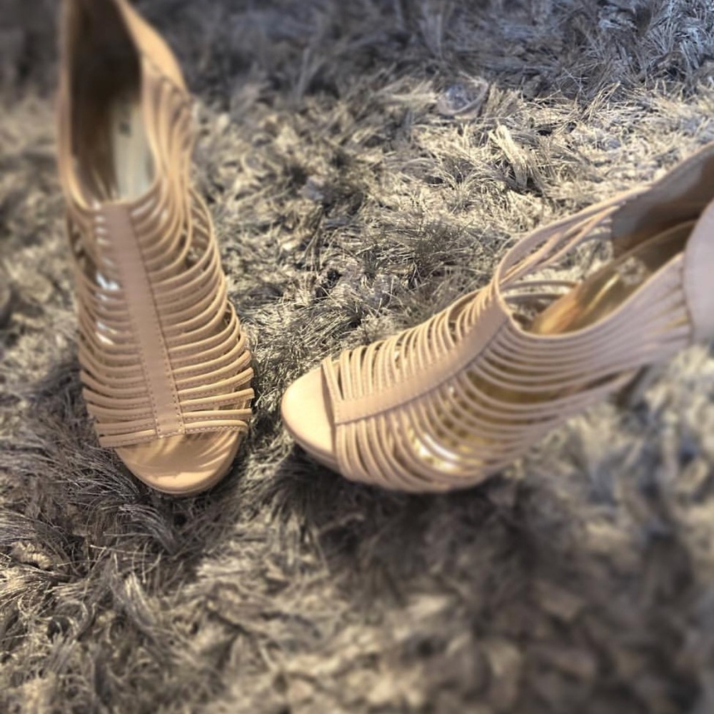 Nude pumps